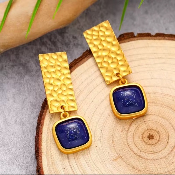 Vintage Hammered Gold Blue Gem Design Earrings - Picture 6 of 9